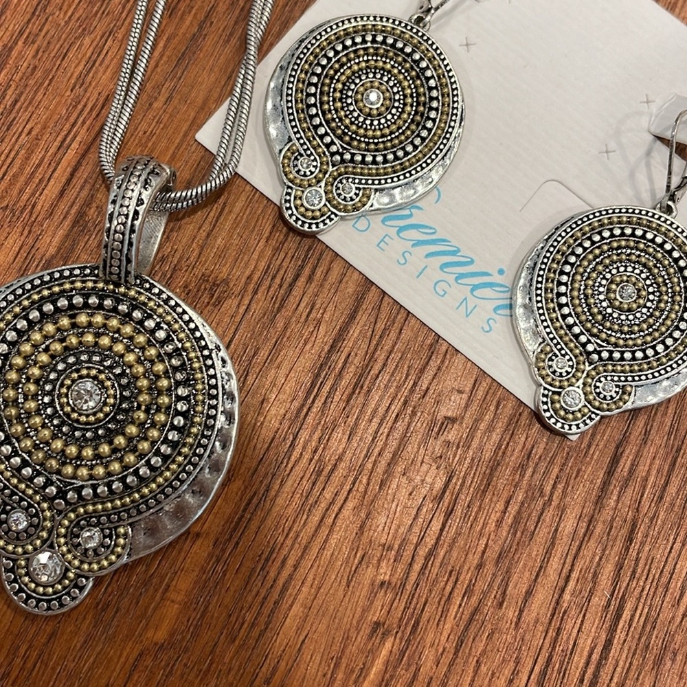 Reversible fashion pendant with silver-tone chain. Pendant has magnetic closure.